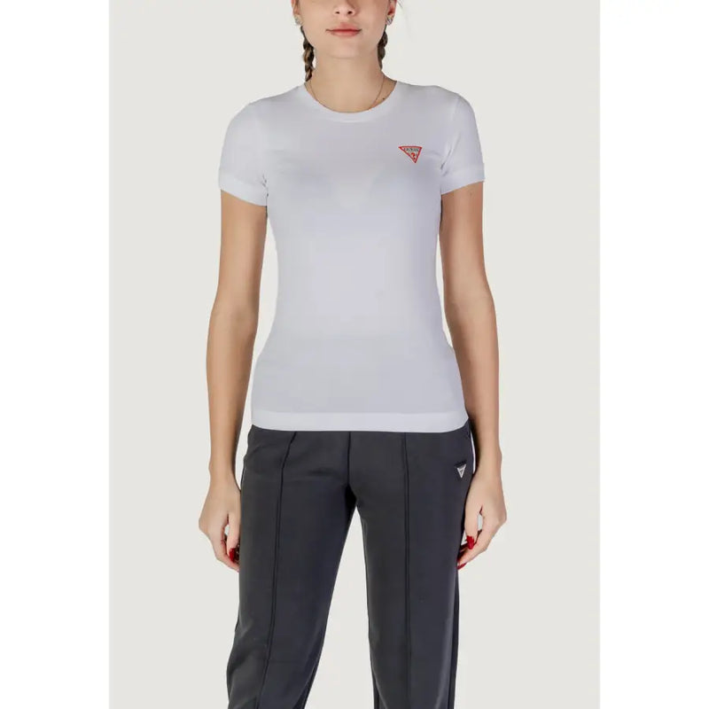 Guess Weißes, kurzärmeliges Baumwoll-Damen-T-Shirt mit Rundhalsausschnitt t-shirt mit einem roten dreieckigen Logo auf der Brust