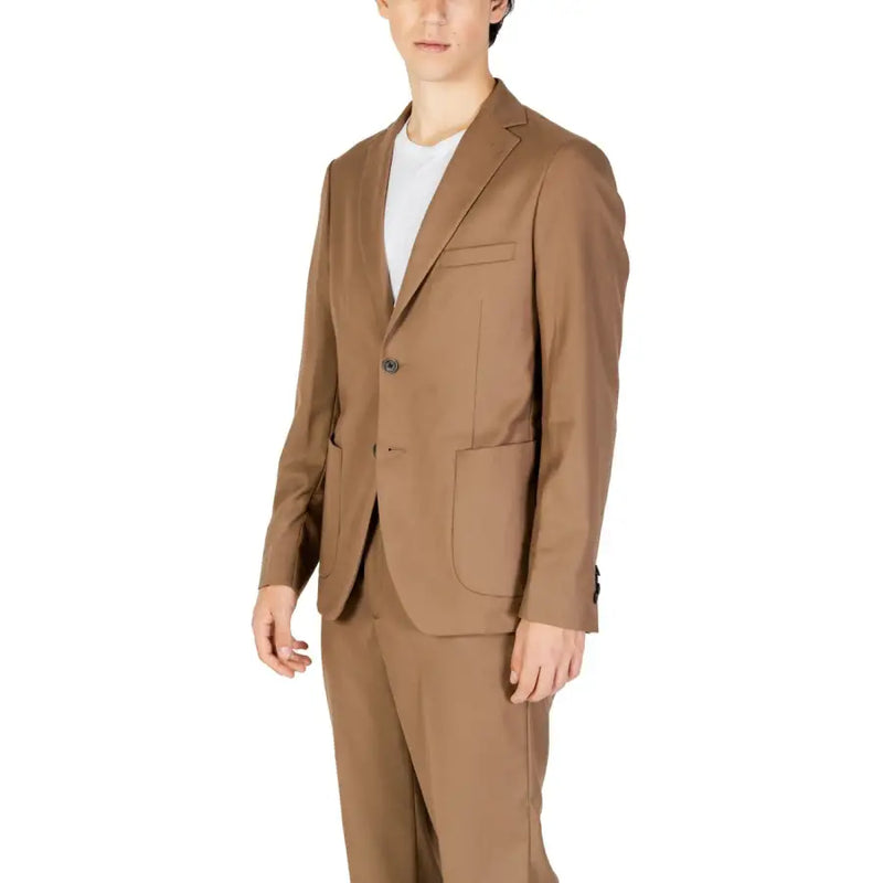 Men’s camel-colored two-piece suit with single-breasted blazer and matching trousers