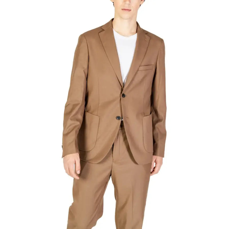 Ein maßgeschneiderter, kamelfarbener Polyesterblazer von Hamaki-ho mit einreihigem Design und zwei schwarzen Knöpfen