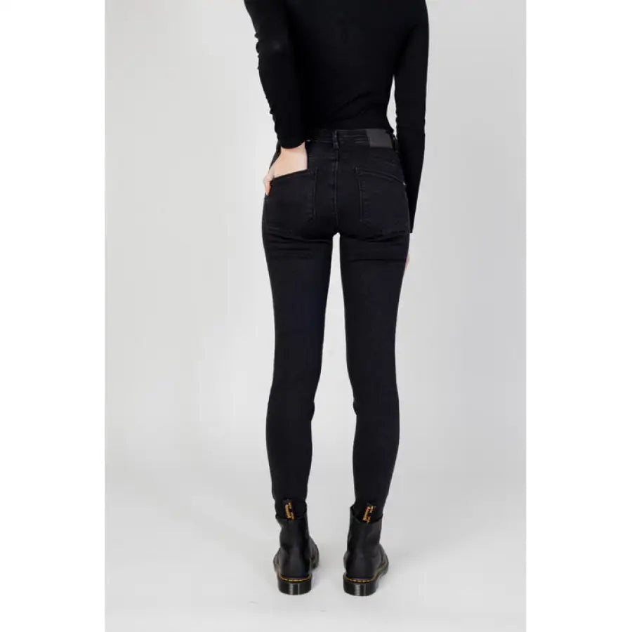 
                      
                        Gas Gas Women wearing stylish high waist skinny jeans from Gas Women Jeans collection
                      
                    
