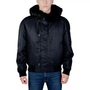 Hugo Schwarze Herren-Bomberjacke aus Satin mit flauschig gefütterter Kapuze und schwarzen Knopfleisten aus Polyamid.