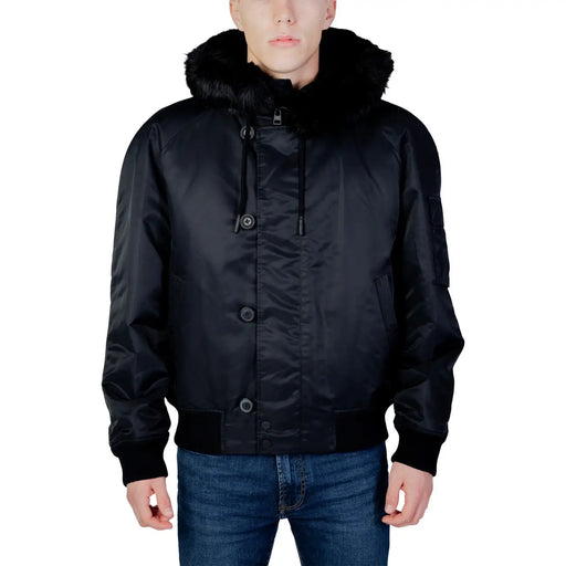 Hugo Schwarze Herren-Bomberjacke aus Satin mit flauschig gefütterter Kapuze und schwarzen Knopfleisten aus Polyamid.