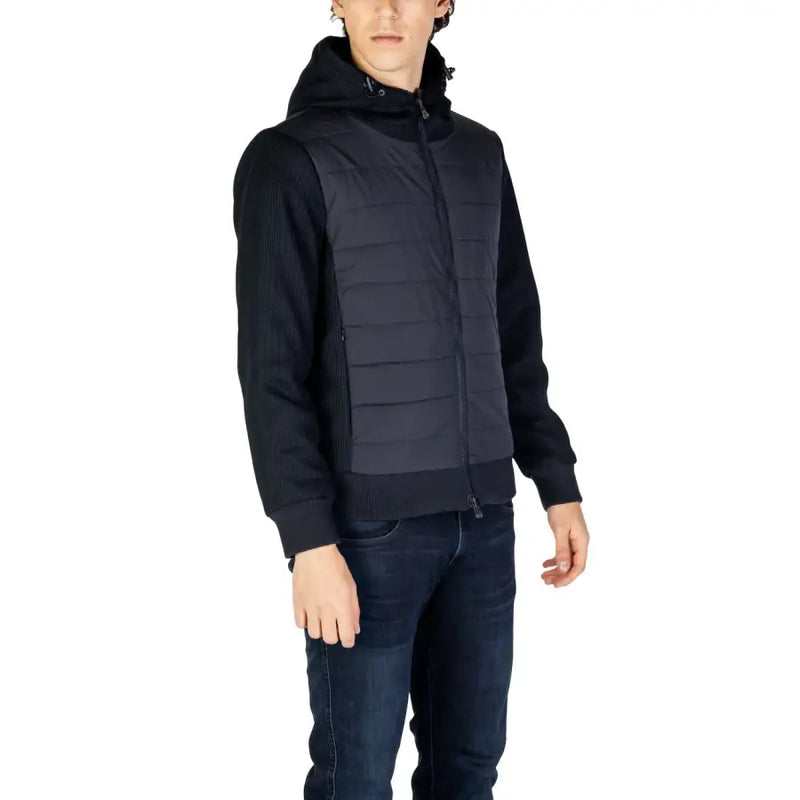 Schwarze, gesteppte Kapuzenweste mit gerippten Ärmeln und durchgehendem Reißverschluss für Herren von Hydra Clothing im Herbst-Winter-Stil