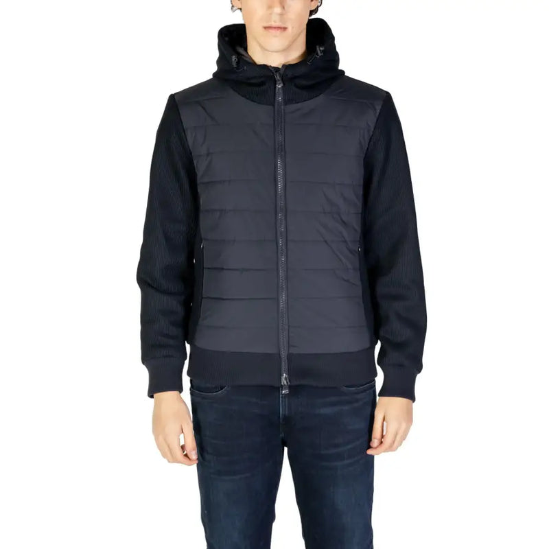 Schwarze, gesteppte Kapuzenjacke mit gerippten Ärmeln und Kragen, geeignet für Herbst und Winter, von Hydra Clothing Herren.