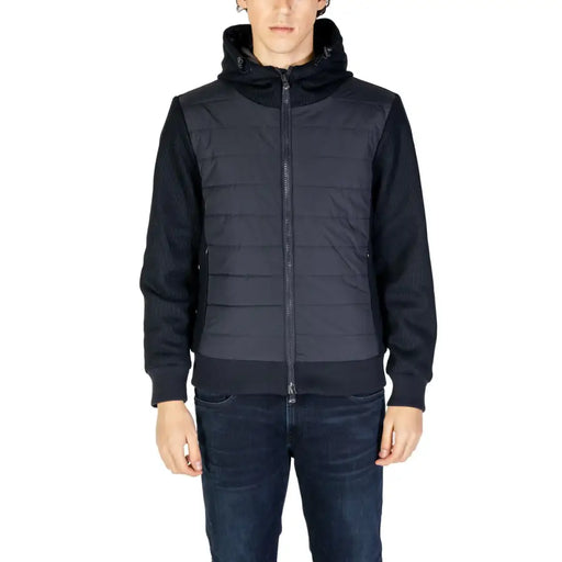 Schwarze, gesteppte Kapuzenjacke mit gerippten Ärmeln und Kragen, geeignet für Herbst und Winter, von Hydra Clothing Herren.