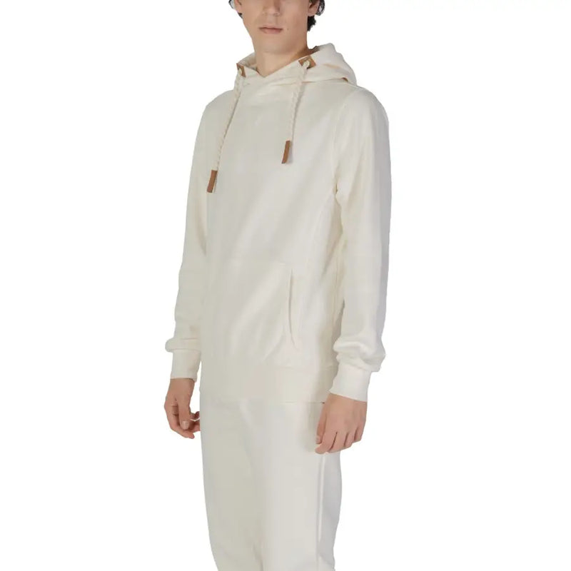 Hydra Clothing Herren-Hoodie in Cremefarbe mit braunen Lederkordelzügen, gefertigt aus einem weißen Baumwoll-Polyester-Mischgewebe.
