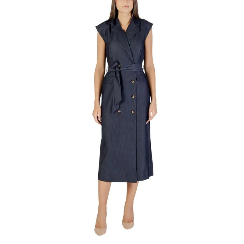 Woman wearing navy blue sleeveless midi dress with double-breasted buttons and tie waist