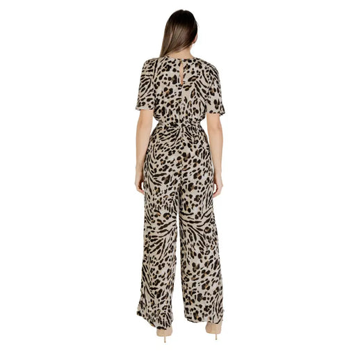 Ichi Beigefarbener Leoparden-Jumpsuit aus Viskose mit kurzen Ärmeln, Rückansicht