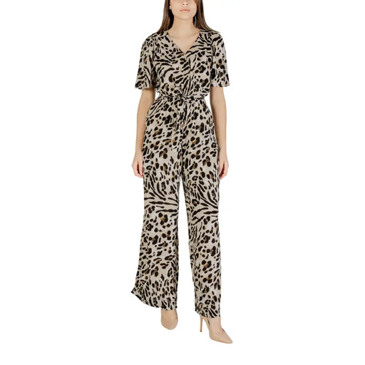 Ichi Beigefarbener Leoparden-Jumpsuit aus Viskose mit kurzen Ärmeln für Damen