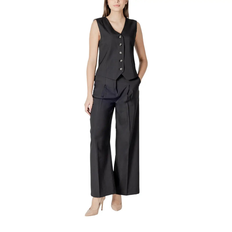 Schwarze, ärmellose, taillierte Weste mit Knopfleiste und Falten, kombiniert mit ichi Schwarze, weite Damen-Baumwollhose mit Taschen