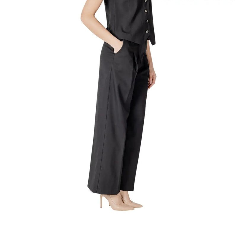 Ichi Schwarze Damen-Baumwollhose mit weitem Bein, taillierter Passform, dezenten Falten vorne und Taschen, Größe 20122497