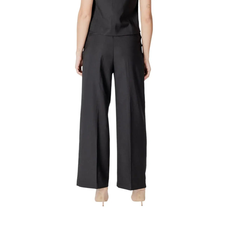 Ichi Schwarze Damen-Baumwollhose mit taillierter Passform, weitem Bein, dezenten Bundfalten vorne und Taschen, Größe 20122497