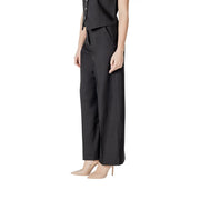 Ichi Schwarze Damen-Baumwollhose mit Taschen, elegantem, tailliertem Schnitt und dezenten Seitenfalten.