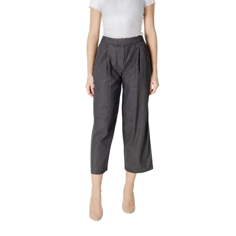 Ichi Schwarze, hochtaillierte, plissierte Cropped-Hose aus Baumwolle für Damen