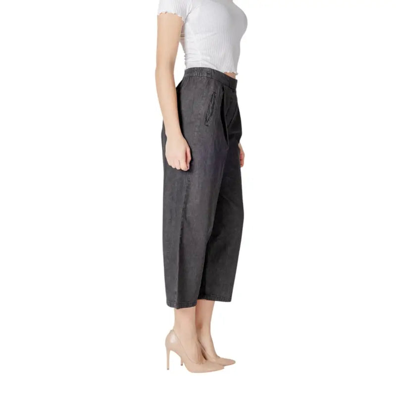 Ichi women black cotton trousers with dark gray wide-leg cropped relaxed fit and visible side zipper pockets