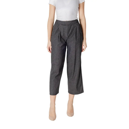 Ichi women black cotton high waisted cropped trousers with pleated front and relaxed fit for spring summer