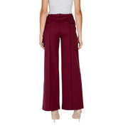 Ichi Damenhose aus bordeauxrotem Polyester-Viskose-Gemisch mit hohem Bund, dezenten Falten und weitem Bein
