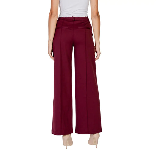 Ichi Damenhose aus bordeauxrotem Polyester-Viskose-Gemisch mit hohem Bund, dezenten Falten und weitem Bein