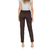 Braune, taillierte Polyesterhose mit elastischem Bund und zwei Gesäßtaschen, von hinten gesehen