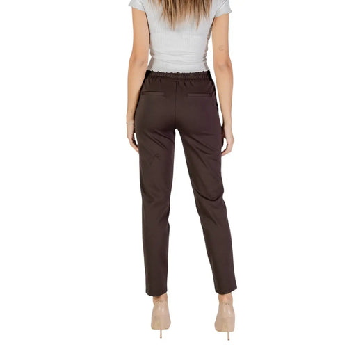Braune, taillierte Polyesterhose mit elastischem Bund und zwei Gesäßtaschen, von hinten gesehen