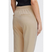Beige hochtailliert ichi Damenhose mit elastischem Bund, vorderen Spitzentaschen und zwei Gesäßtaschen, von hinten gesehen.
