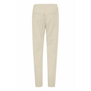 Beige Slim-Fit Ichi Damenhose aus weichem, tailliertem Stoff mit dezenten Spitzen-Gesäßtaschen, von hinten gesehen