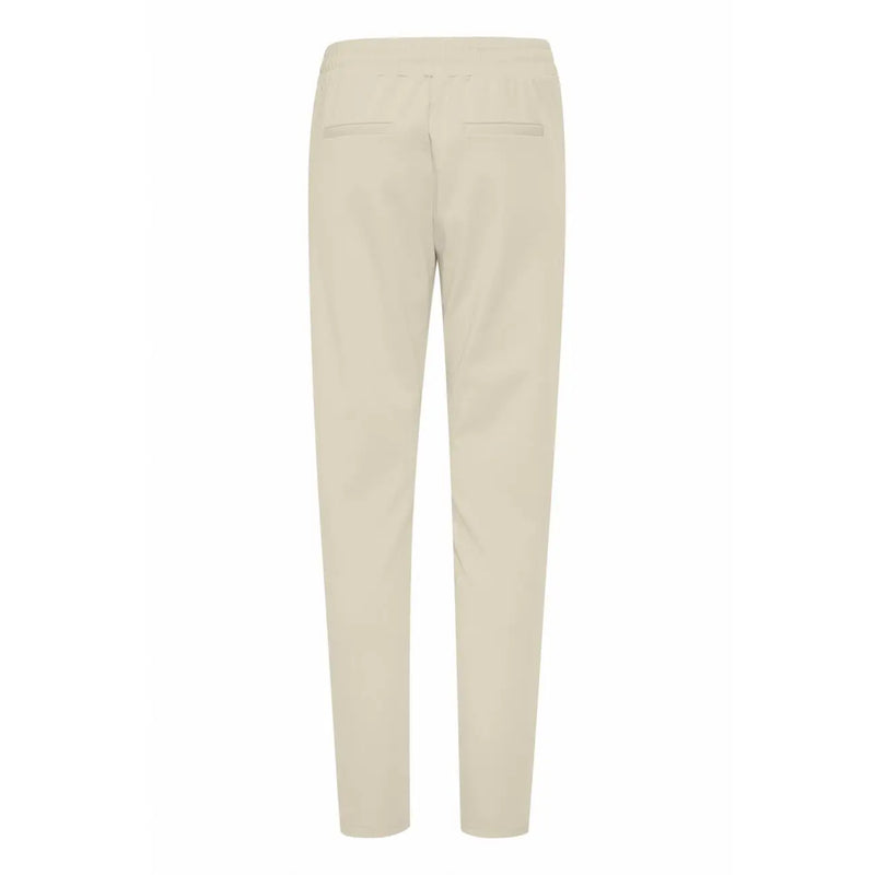Beige Slim-Fit Ichi Damenhose aus weichem, tailliertem Stoff mit dezenten Spitzen-Gesäßtaschen, von hinten gesehen