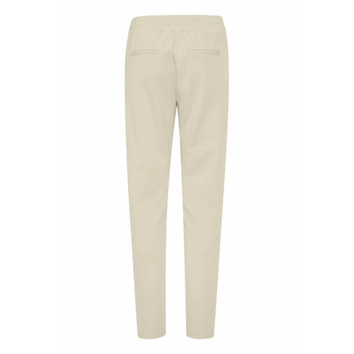 Beige Slim-Fit Ichi Damenhose aus weichem, tailliertem Stoff mit dezenten Spitzen-Gesäßtaschen, von hinten gesehen