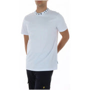 Weiße Baumwolle icon Herren-T-Shirt mit geripptem Kragen, kurzen Ärmeln und kleinem Markenetikett an der Seitennaht.