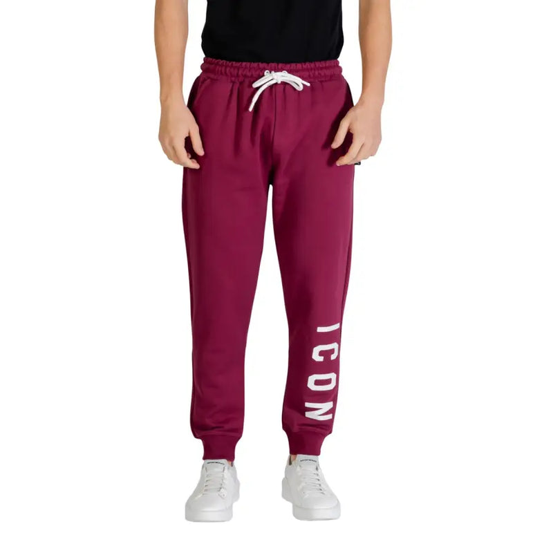 Icon Herrenhose, bordeauxrote Jogginghose mit weißem Kordelzug und vertikalem Muster icon Schriftzug am Bein