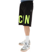 Icon Shorts icon für Herren in Schwarz mit auffälligem neongrünem Schriftzug „cin“ am äußeren Bein, Seitenansicht