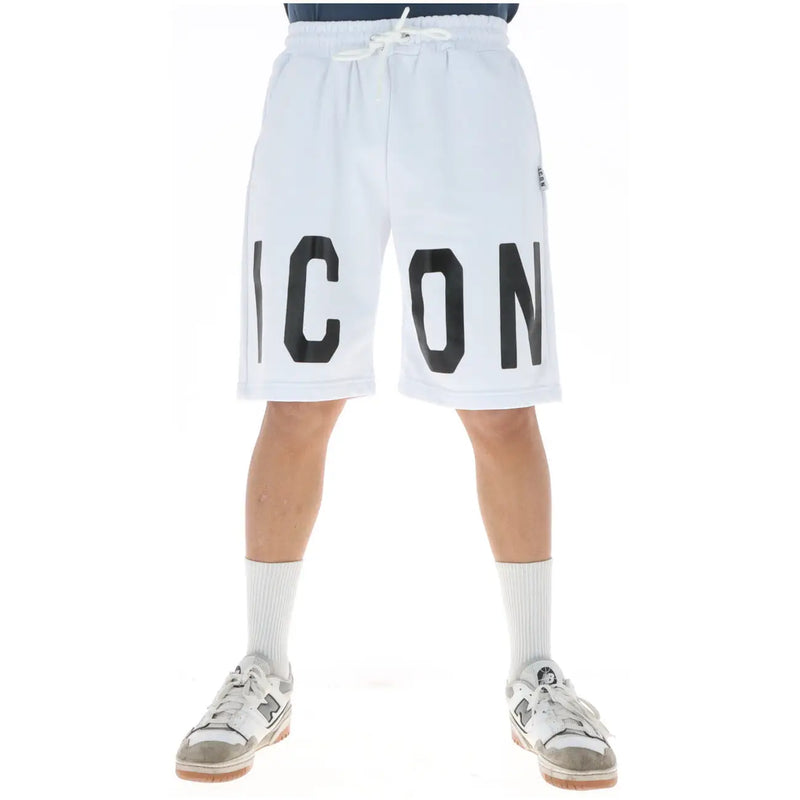 Icon weiße Herrenshorts mit kräftigem Schwarz icon Schriftzug und Kordelzugbund, Vorderansicht