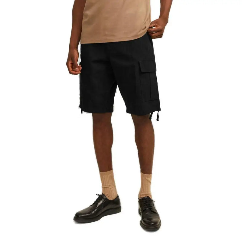 Jack & Jones schwarze Baumwoll-Cargoshorts für Herren mit mehreren Taschen und Kordelzügen für praktische Verwendung