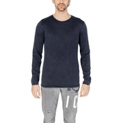 Marineblaues, langärmeliges Thermoshirt mit gerippten Bündchen und Saum, wahrscheinlich aus einem Polyester- oder Baumwollmischgewebe.