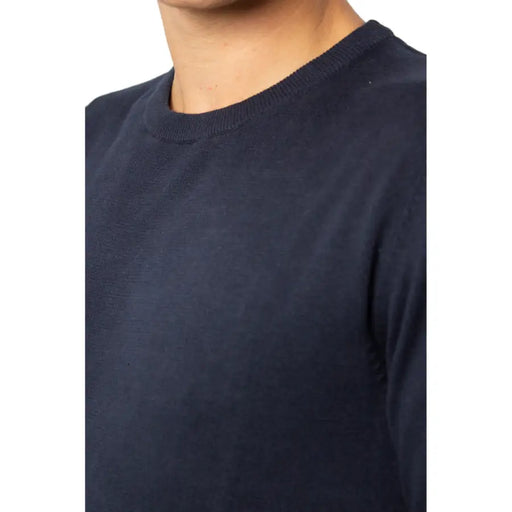 Navy blue crew neck t-shirt with ribbed neckline and cuffs, made of cotton.