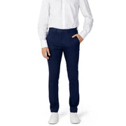 Men’s navy blue slim-fit dress pants with white button-up shirt and white sneakers