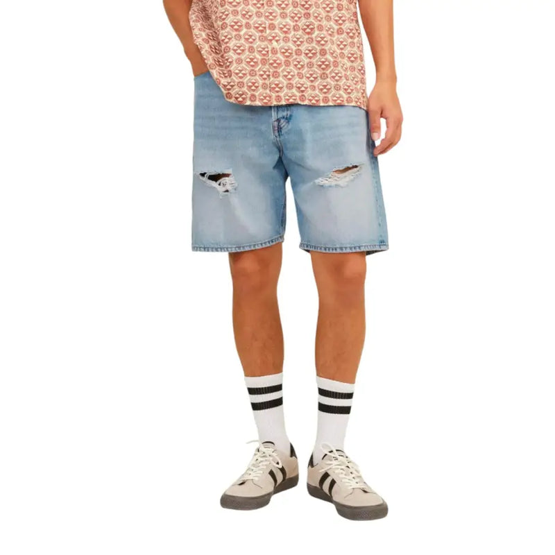 Jack & Jones Hellblaue Baumwollshorts für Herren aus hell gewaschenem Denim mit ausgefransten, zerrissenen Knien und einem verwaschenen Look