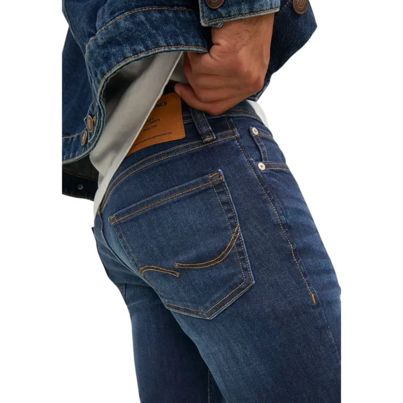 Rückseite der Jack & Jones Herren-Stretchjeans 12110056 in Blau mit dunkelblauem Denim und hellbraunen, aufgenähten Gesäßtaschen