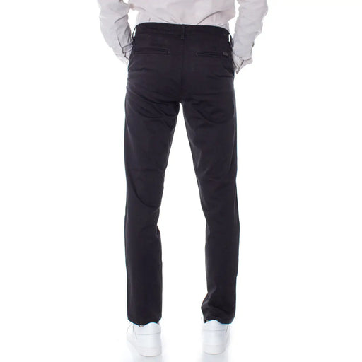 Schwarze, schmal geschnittene Chino-Hose von Jack & Jones für Herren aus Baumwolle mit dezenten Ziernähten in regulärer Passform.