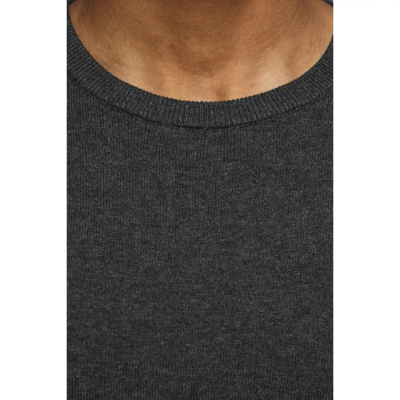 Dunkelgrauer, melierter Strickpullover aus Baumwolle mit Rundhalsausschnitt aus der Jack & Jones Herrenkollektion „Grey Marl Round Neck Knitwear“.