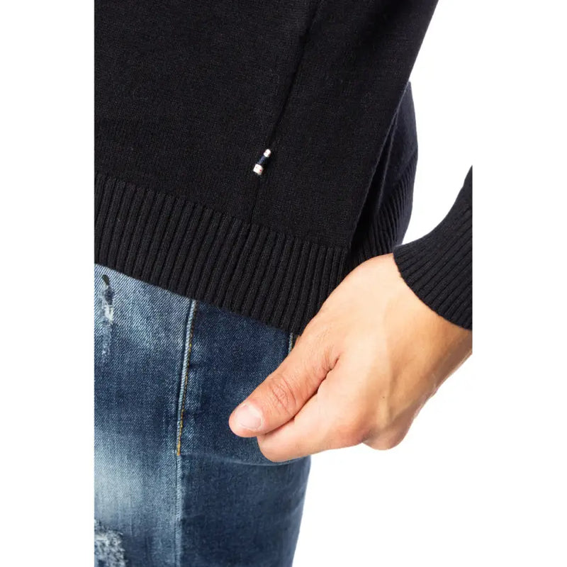 Schwarzer, gerippter Baumwollstrickpullover von Jack & Jones mit einem kleinen silbernen Reißverschlussdetail an der Seitennaht