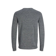 Ein melierter grauer Herren-Strickpullover von Jack & Jones mit langen Ärmeln, Rundhalsausschnitt, weichem Strickmaterial und gerippten Bündchen.