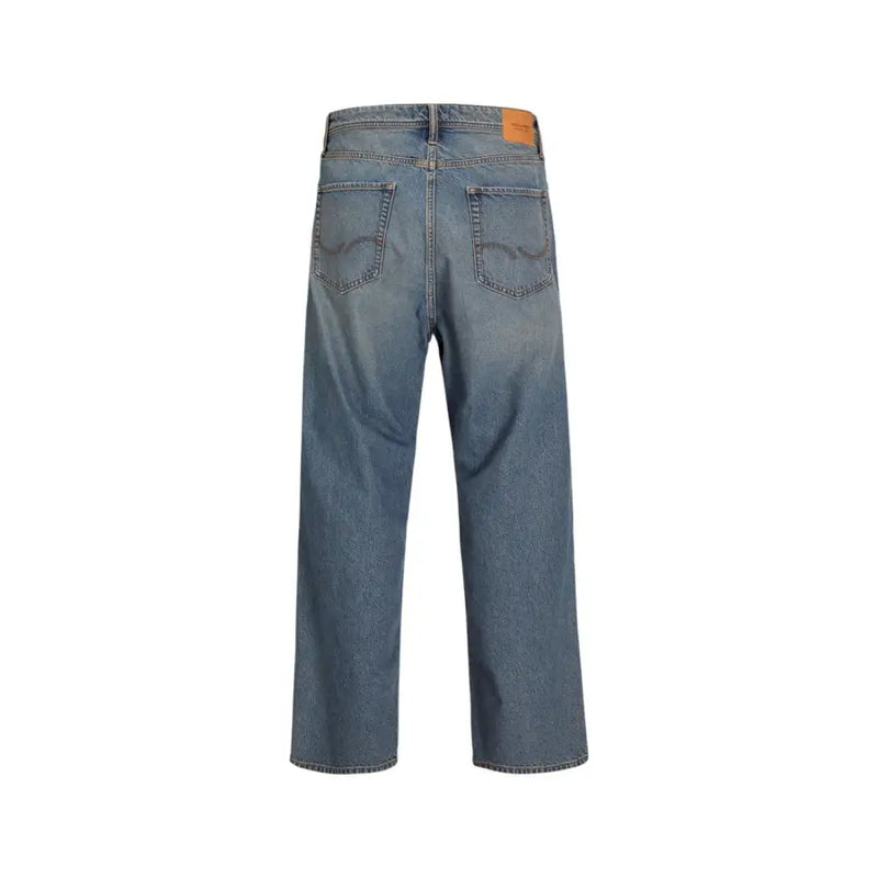 Rückansicht einer hellblauen, zerrissenen Herrenjeans von Jack & Jones aus Baumwoll-Elastan mit geradem Bein und klassischen Taschen.