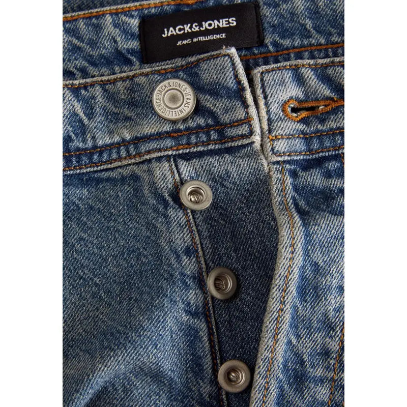 Hellblaue Jack & Jones Herren-Jeans mit Rissen, schwarzem Markenlabel und silberfarbenen Knöpfen aus Baumwoll-Elastan.
