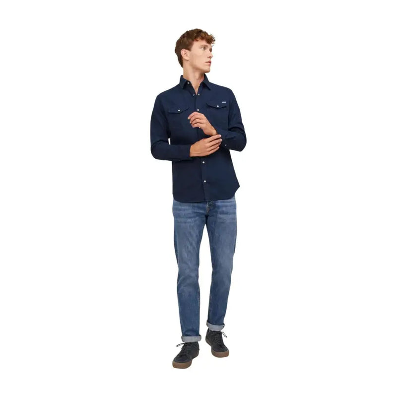 Marineblaues, langärmeliges Hemd mit Knopfleiste, zwei Brusttaschen und dezentem Logo aus der Herrenkollektion von Jack Jones.