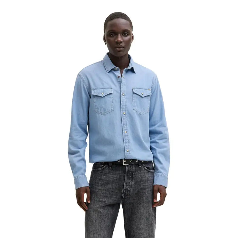 Hellblaues Jeanshemd von Jack Jones mit zwei Brusttaschen und silberfarbenen Knöpfen für Herren