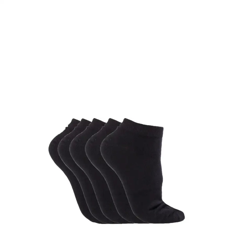 Schwarze Baumwoll-Knöchelsocken, ordentlich in einer Reihe angeordnet Jack & Jones Herrenunterwäsche-Kollektion
