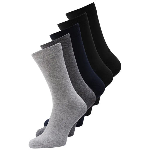 Ein Set aus fünf Jack & Jones Herren-Unterwäsche-Socken in Crew-Länge in verschiedenen Grau- und Schwarztönen aus weichem Strickgewebe