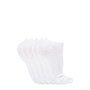 Weiße Knöchelsocken aus weichem Baumwollstoff, ordentlich in einer Reihe angeordnet, aus der Herrenunterwäschekollektion von Jack & Jones.