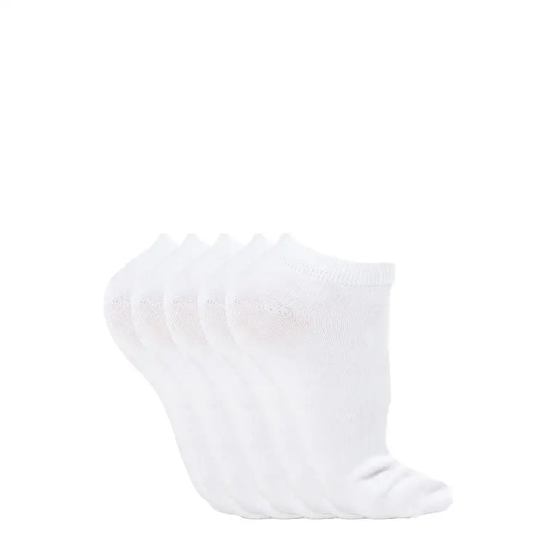 Weiße Knöchelsocken aus weichem Baumwollstoff, ordentlich in einer Reihe angeordnet, aus der Herrenunterwäschekollektion von Jack & Jones.